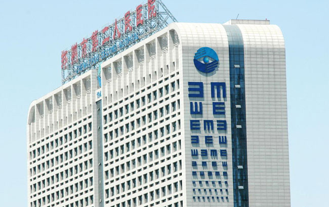 郑州一医院高楼侧面现巨型“视力表”引吐槽